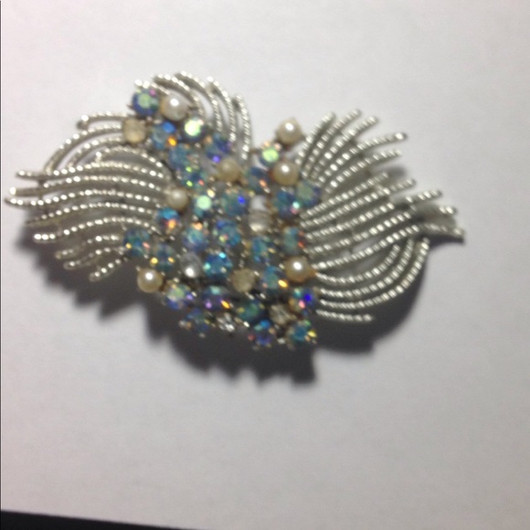 Blue and white on a silver pin - Picture 1 of 2